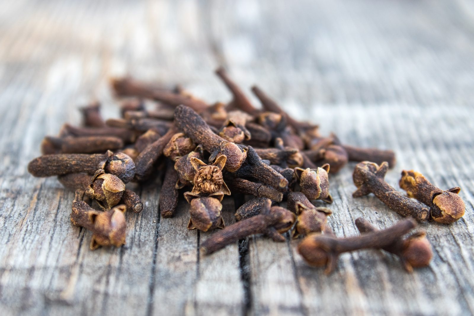 Dried whole cloves - high eugenol Kerala cloves exported by Orifields International India